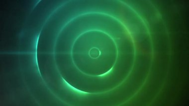 Yeşil arka plandaki spiral ışık izlerine karşı ışığın dijital animasyonu. Soyut doku kavramına sahip teknoloji arkaplanı