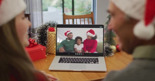 圣诞节期间 一对快乐的高加索老年夫妇与家人在电视上通话 圣诞节 节日和通信技术 — 图库视频影像