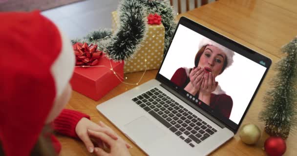 Mulher Caucasiana Videochamada Laptop Com Amiga Natal Natal Festividade Tecnologia — Vídeo de Stock