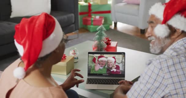 Ευτυχισμένο Ζευγάρι Αφροαμερικανών Βιντεοκλήση Φίλους Χριστούγεννα Χριστούγεννα Γιορτή Και Τεχνολογία — Αρχείο Βίντεο