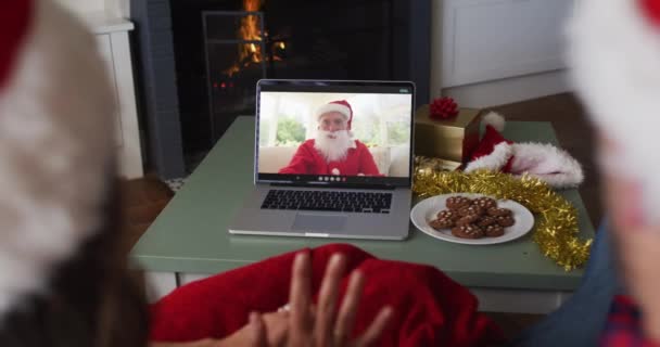 Kaukasisches Paar Auf Videotelefonie Mit Dem Weihnachtsmann Weihnachten Weihnachten Fest — Stockvideo