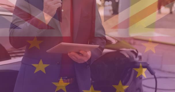 Vlajka Velké Britské Evropské Unie Nad Člověkem Pomocí Tabletu Nabíjení — Stock video