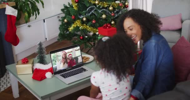 圣诞节期间 非裔美国人的母亲和女儿与女友和女儿在电视上通话 圣诞节 节日和通信技术 — 图库视频影像