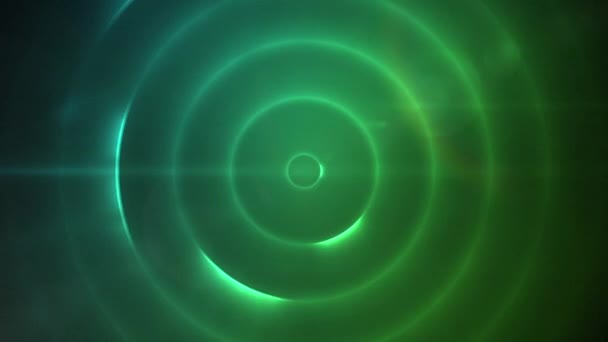 緑の背景に螺旋状のライトトレイルに対する光のスポットのデジタルアニメーション テクノロジーの背景とテクスチャの概念 — ストック動画