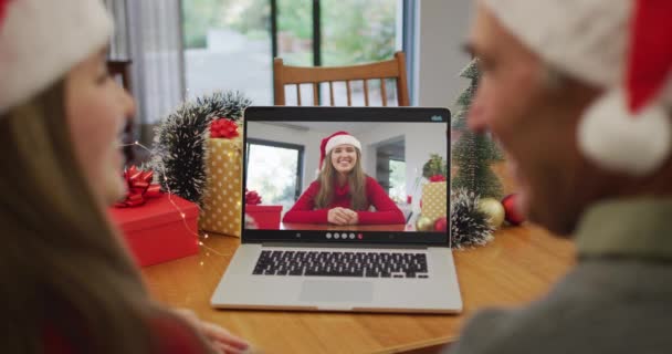 圣诞节期间 快乐的高加索老人和孙女与女性朋友在电视上通话 圣诞节 节日和通信技术 — 图库视频影像