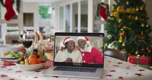 Glad Afrikansk Amerikan Senior Par Santa Hattar Laptop Ligger Julbord — Stockvideo
