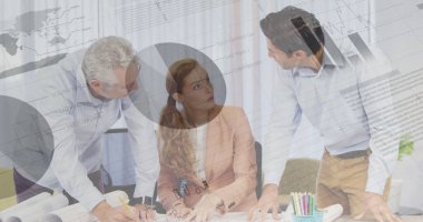 Farklı istatistik ve veri içeren farklı grafikler ekranda hareket ederken, bir ofiste tartışan farklı insanların dijital görüntüsü