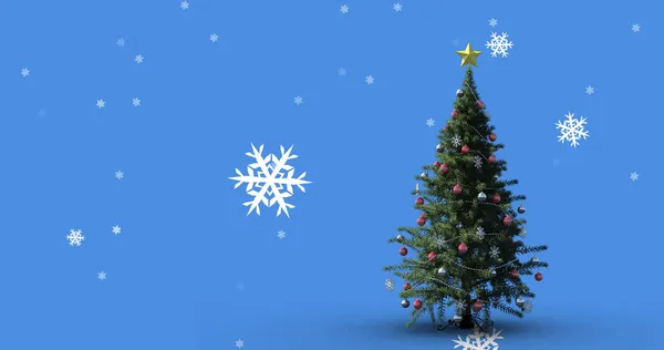 青い背景にクリスマスツリーの上に降る雪のイメージ クリスマス冬伝統お祝いのコンセプトデジタルで生成されたイメージ — ストック写真