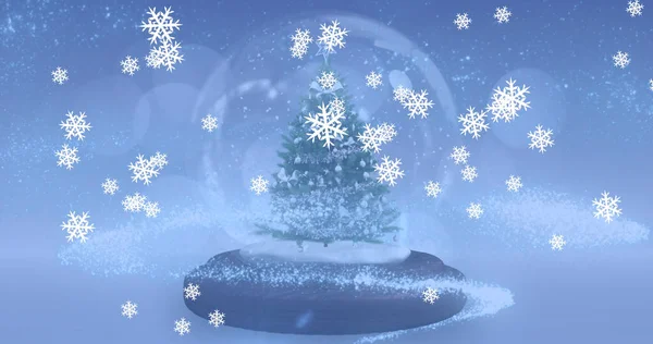 Bild Julgran Över Snö Faller Blå Bakgrund Jul Vinter Tradition — Stockfoto