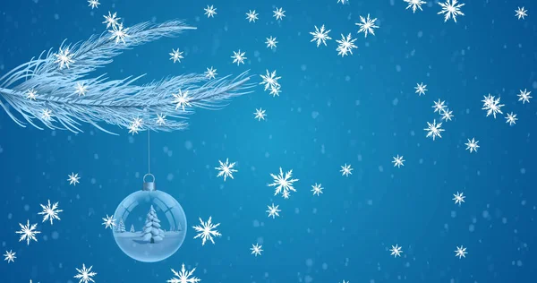 Obrázek Sněhu Padající Přes Vánoční Stromek Cetkou Modrém Pozadí Vánoční — Stock fotografie