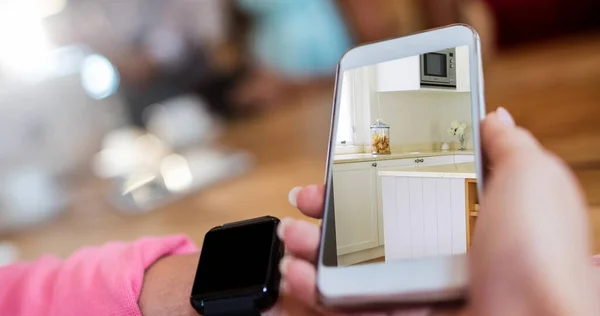 Imagen Persona Que Utiliza Teléfono Inteligente Con Interiores Cocina Casa — Foto de Stock