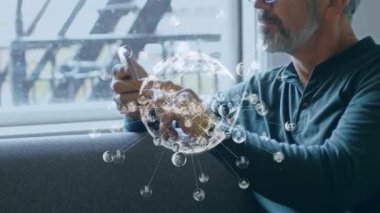 Akıllı telefon kullanan insan üzerindeki bağlantıların dijital küresinin animasyonu