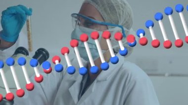 Laboratuvarda çalışan kadın doktorun üzerinde dönen DNA iplikçikleri.