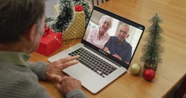 Noel 'de üst düzey arkadaşlarıyla görüntülü görüşme yapan Kafkasyalı kıdemli adam kutlu olsun. Noel, şenlik ve iletişim teknolojisi.