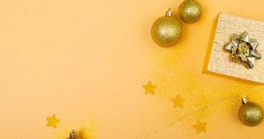 Sarı arka planda noel hediyelerinin ve takıların animasyonu. Noel, gelenek ve kış kutlaması konsepti dijital olarak oluşturuldu.
