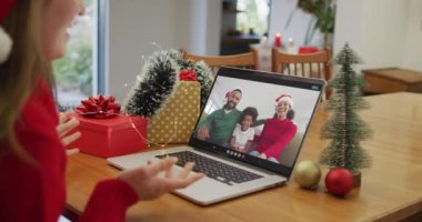 Noel 'de ailesiyle görüntülü görüşme yapan mutlu beyaz kadın. Noel, şenlik ve iletişim teknolojisi.
