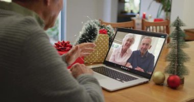 Noel 'de üst düzey arkadaşlarıyla görüntülü görüşme yapan Kafkasyalı kıdemli adam kutlu olsun. Noel, şenlik ve iletişim teknolojisi.