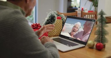 Noel 'de üst düzey arkadaşlarıyla görüntülü görüşme yapan Kafkasyalı kıdemli adam kutlu olsun. Noel, şenlik ve iletişim teknolojisi.