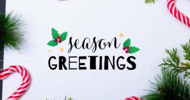 Noel tebriklerinin animasyonu. Beyaz arka planda yazılar ve dekorasyonlar. Noel, gelenek ve kış kutlaması konsepti dijital olarak oluşturuldu.