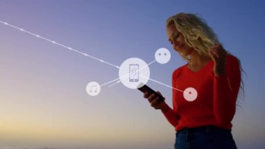 Sahilde telefon kullanan bir kadının iletişim ağının animasyonu.