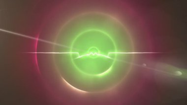 Pembe arka plandaki yeşil spiral ışık izlerine karşı ışık ve ışık izleri. Soyut doku kavramına sahip teknoloji arkaplanı