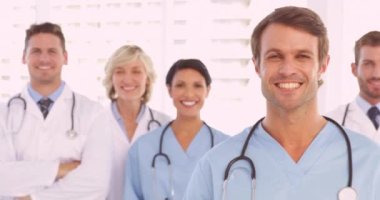 Göğüs kanseri farkındalığı metninin animasyonu hastanedeki çeşitli gülümseyen doktorlara gönderiliyor. Göğüs kanseri pozitif farkındalık kampanyası konsepti dijital olarak üretildi.