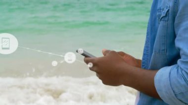 Sahilde telefon kullanan bir adam üzerindeki bağlantı ağının animasyonu