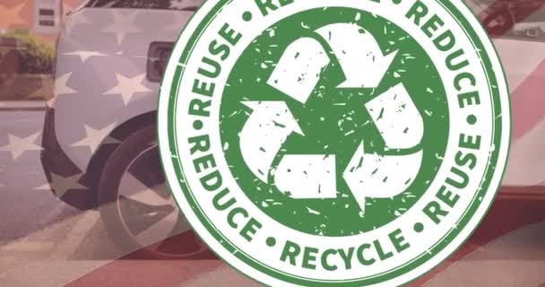 减少重复使用美国国旗上的回收文字和充电电动汽车的人 Ev电动汽车 绿色能源 生态动力 可持续性和Co2减排充电站 — 图库视频影像
