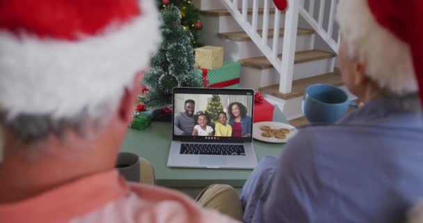 Feliz Pareja Ancianos Caucásicos Videollamada Con Familia Navidad Navidad Festividad — Vídeo de stock