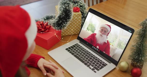 Glückliche Kaukasische Frau Auf Videoanruf Mit Weihnachtsmann Der Weihnachtszeit Weihnachten — Stockvideo