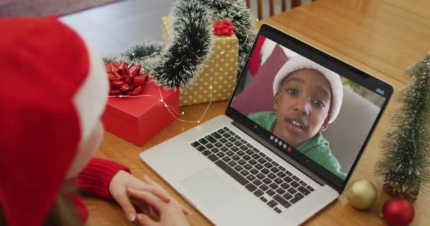 Kaukasische Frau Auf Videoanruf Mit Afrikanisch Amerikanischem Jungen Zur Weihnachtszeit — Stockvideo