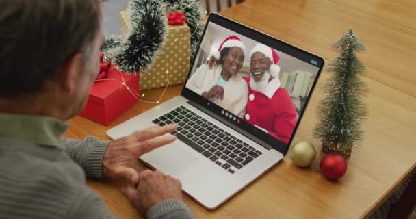 クリスマスの時間に友人とビデオ通話で幸せな白人のシニア男性 クリスマスやお祭りや通信技術は — ストック動画