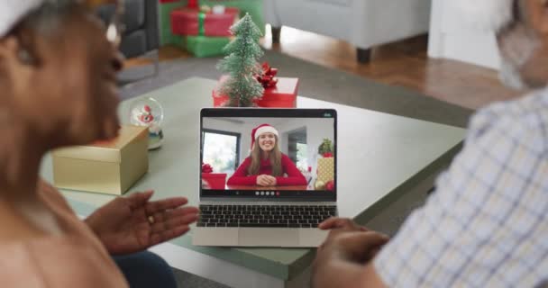 在圣诞节期间 一对快乐的资深非洲裔美国夫妇通过视频电话与女性朋友在一起 圣诞节 节日和通信技术 — 图库视频影像