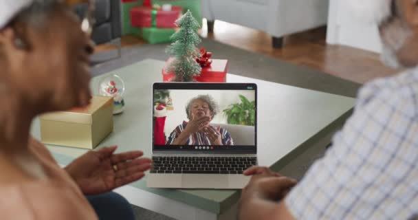快乐的非洲裔美国老年夫妇在圣诞节与资深女性朋友的视频通话 圣诞节 节日和通信技术 — 图库视频影像