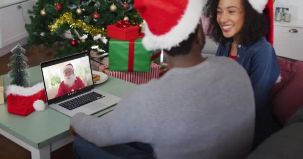 Gelukkig Afrikaans Amerikaans Echtpaar Videogesprek Met Kerstman Rond Kerst Kerstmis — Stockvideo