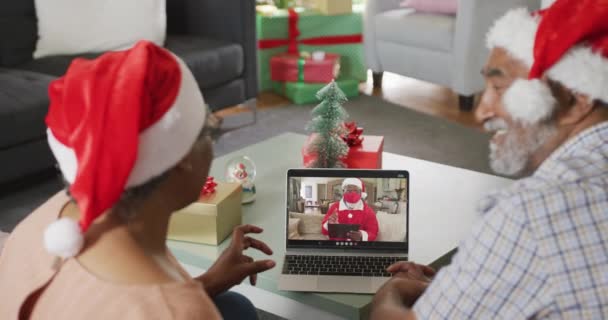 Feliz Pareja Afroamericana Videollamada Portátil Con Santa Claus Mascarilla Navidad — Vídeo de stock