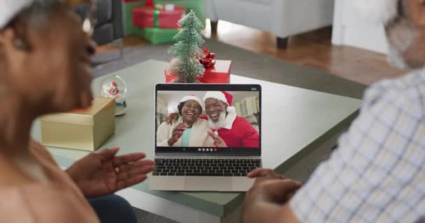 在圣诞节的时候 老非洲夫妇和朋友们通过视频通话 快乐地生活在一起 圣诞节 节日和通信技术 — 图库视频影像