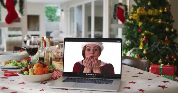 Felice Donna Caucasica Cappello Babbo Natale Sul Computer Portatile Sdraiato — Video Stock