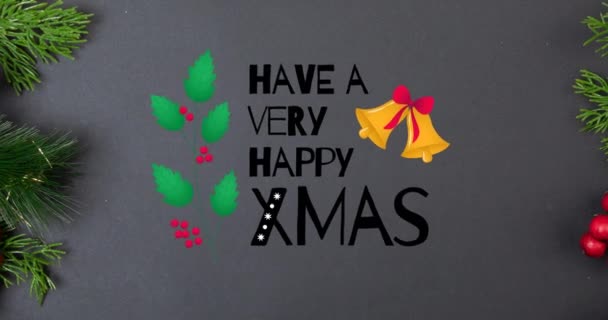 黒い背景に非常に幸せなクリスマスのテキストと鐘を持っているのアニメーション クリスマス 冬のお祝いのコンセプトデジタル生成ビデオ — ストック動画
