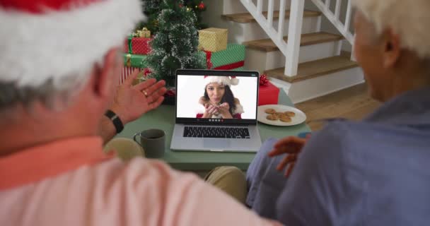 Cuplu Caucazian Fericit Telefon Video Laptop Prietenă Crăciun Crăciun Festivitate — Videoclip de stoc