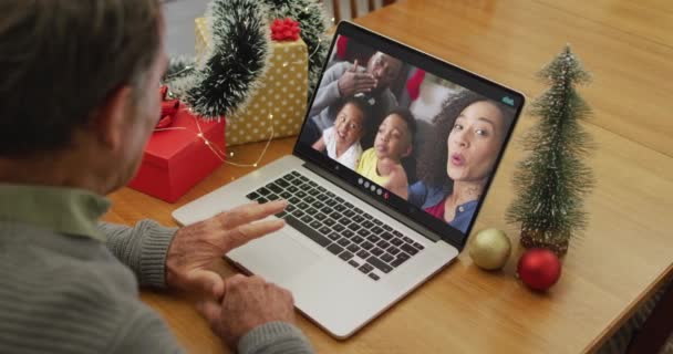 Hombre Mayor Caucásico Videollamada Portátil Con Familia Navidad Navidad Festividad — Vídeo de stock