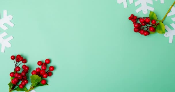 圣诞装饰品 雪花和绿色背景复制空间的动画 圣诞节 传统和冬季庆祝概念数字制作的视频 — 图库视频影像