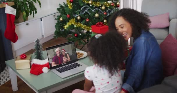 Feliz Madre Afroamericana Hija Una Videollamada Portátil Con Amigos Navidad — Vídeo de stock