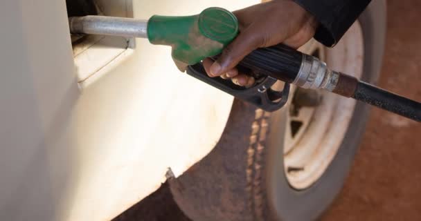 Afrikaanimiehen Käsi Tankkaamassa Bensapumppua Huoltoasemalla Liikenne Bensiini Polttoainetoiminnan Konsepti Digitaalisesti — kuvapankkivideo