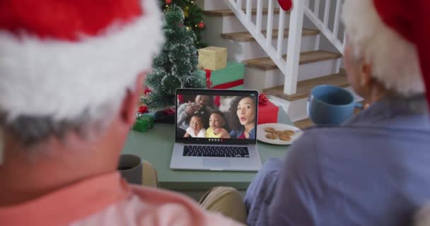 快乐的非洲裔美国老年夫妇在圣诞节与家人的视频通话 圣诞节 节日和通信技术 — 图库视频影像