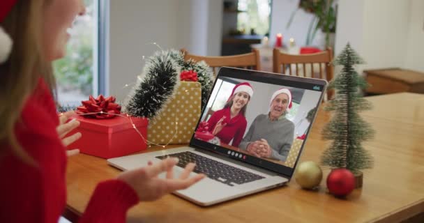 Mujer Caucásica Feliz Videollamada Con Abuelos Navidad Navidad Festividad Tecnología — Vídeo de stock