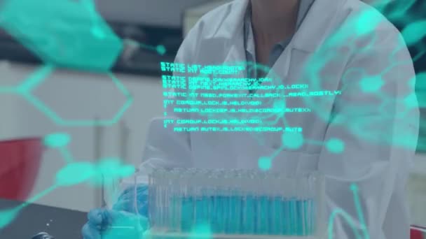 Laboratuvarda Çalışan Kadın Doktor Üzerinde Veri Işleme Moleküllerin Animasyonu — Stok video