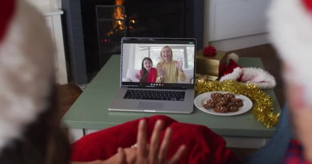 クリスマスの時間に女性の友人や娘とのビデオ通話で白人のカップル クリスマスやお祭りや通信技術は — ストック動画