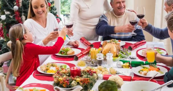 クリスマステーブルでの白人の多世代家族の試飲のアニメーション クリスマス お祝いのコンセプトをデジタルで — ストック動画