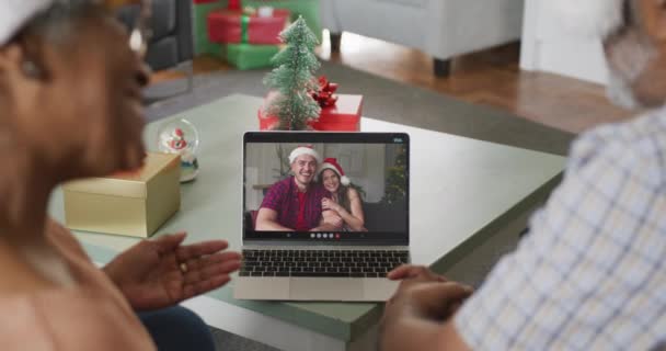 圣诞节快乐的非洲裔美国老年夫妇在笔记本电脑视频电话与家人在一起 圣诞节 节日和通信技术 — 图库视频影像